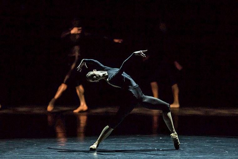 Restless,William Forsythe,Sol León/Paul Lightfoot,Douglas Lee,Filipe Portugal,Ballett Zürich. Foto: Gregory Batardon Restless,William Forsythe,Sol León/Paul Lightfoot,Douglas Lee,Filipe Portugal,Ballett Zürich. Foto: Gregory Batardon